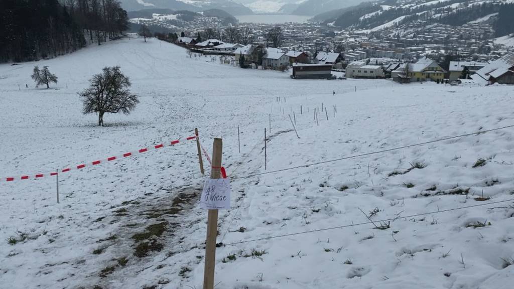 Bauer sperrt Wanderweg am Sonnenberg.