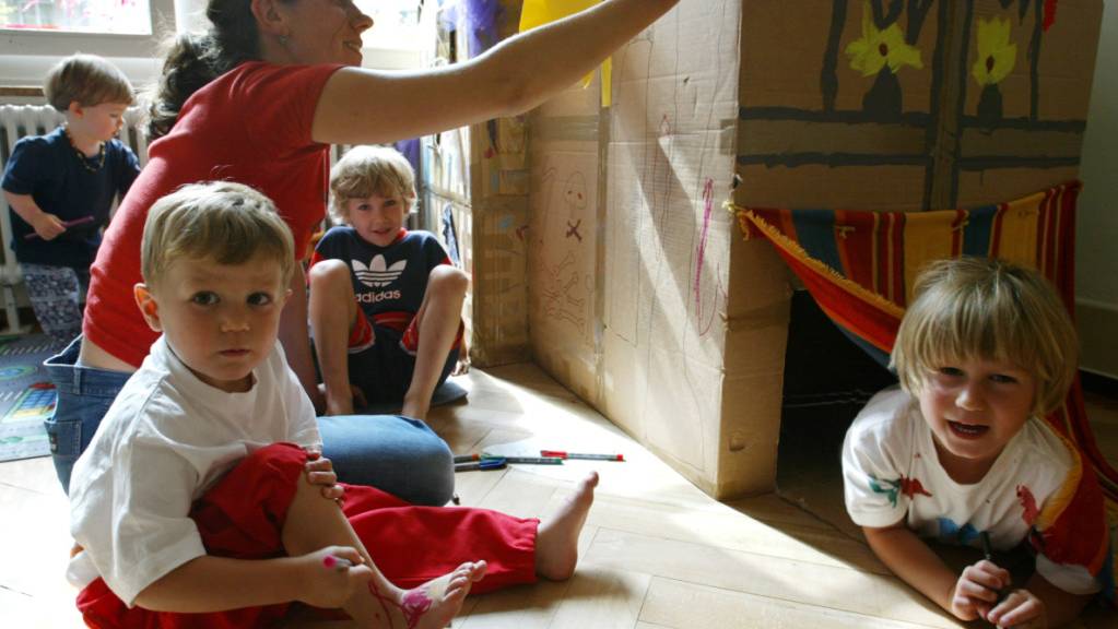 In der Schweiz werden fast zwei Drittel der Kinder unter 13 Jahren familienergänzend betreut. Etwa ein Drittel besucht eine Kita oder eine schulergänzende Betreuungseinrichtung. (Archivbild)