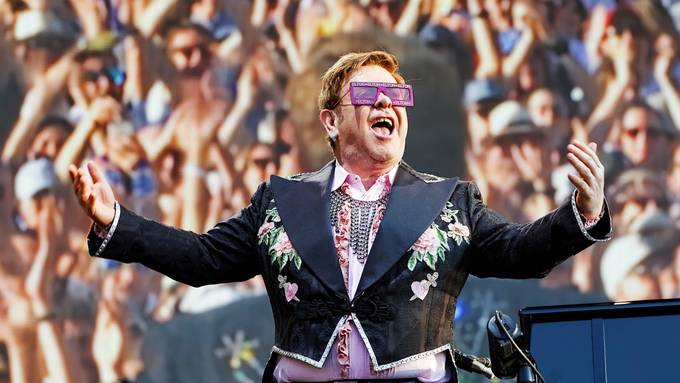 Elton John wirbt für Corona-Impfungen