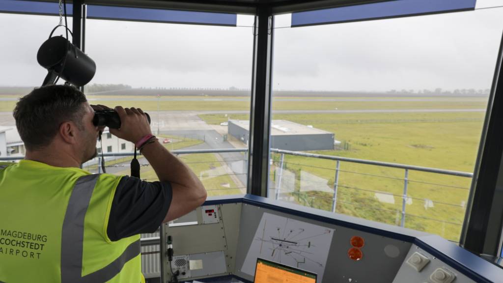 Ein Fluglotse steht auf dem Tower des Flughafen Cochstedt, dem Nationalen Erprobungszentrum für Unbemannte Luftfahrzeuge des Deutschen Zentrums für Luft- und Raumfahrt (DLR). Foto: Jan Woitas/dpa