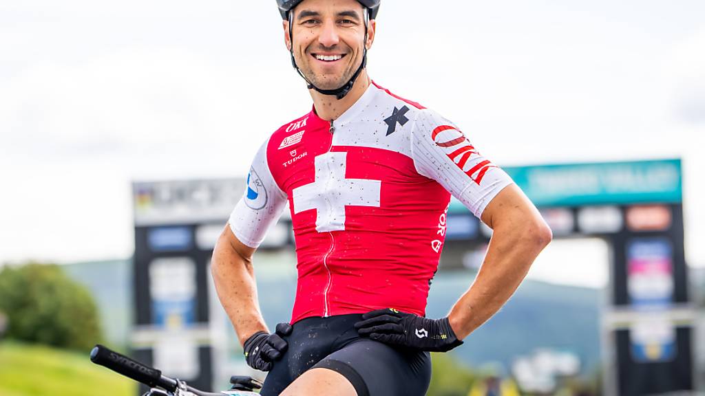 Team-Leader Nino Schurter strahlt in die Kamera