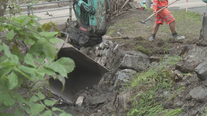 Aufräumarbeiten nach Murgängen im Urner Schächental