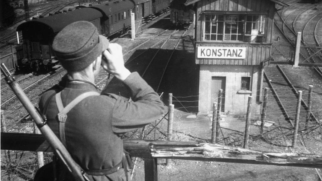 Ein Schweizer Soldat beobachtet durch sein Fernglas den Bahnhof Konstanz D, aufgenommen gegen Ende des Zweiten Weltkriegs im April 1945. (Archivbild)