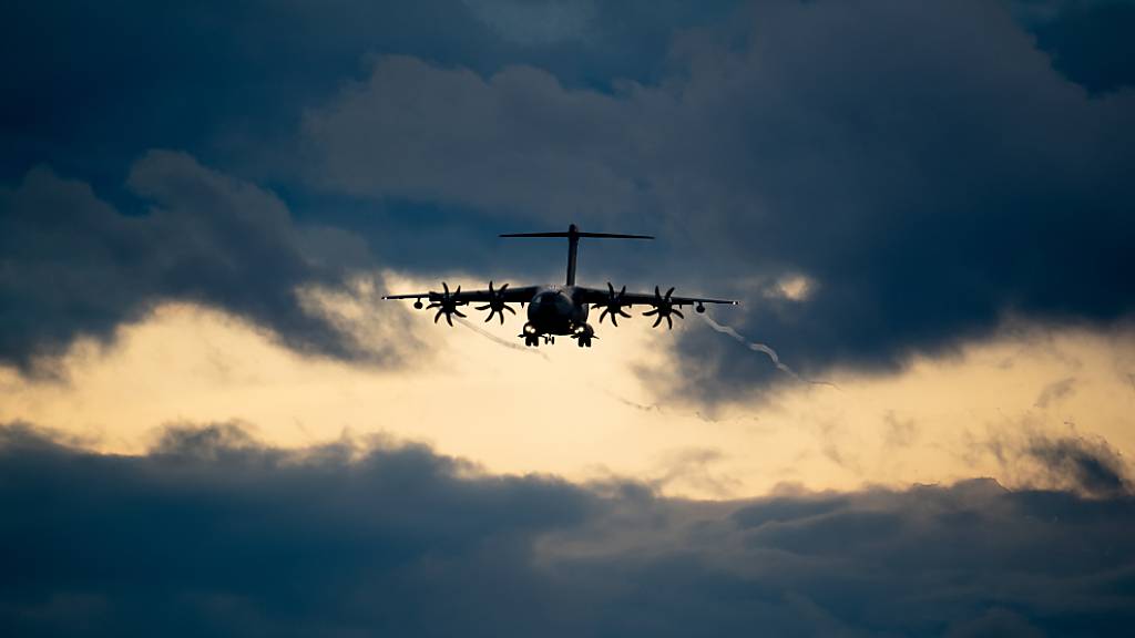 Ein Transportflugzeug A400M der Bundeswehr ist im Landeanflug. Foto: Daniel Reinhardt/dpa