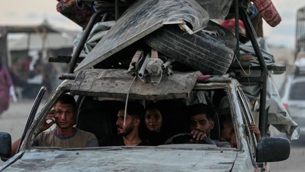 dpatopbilder - Vertriebene Palästinenser, die aus dem nördlichen Gazastreifen fliehen, fahren mit ihren Habseligkeiten entlang der Sea Road. Foto: Jehad Alshrafi/AP/dpa