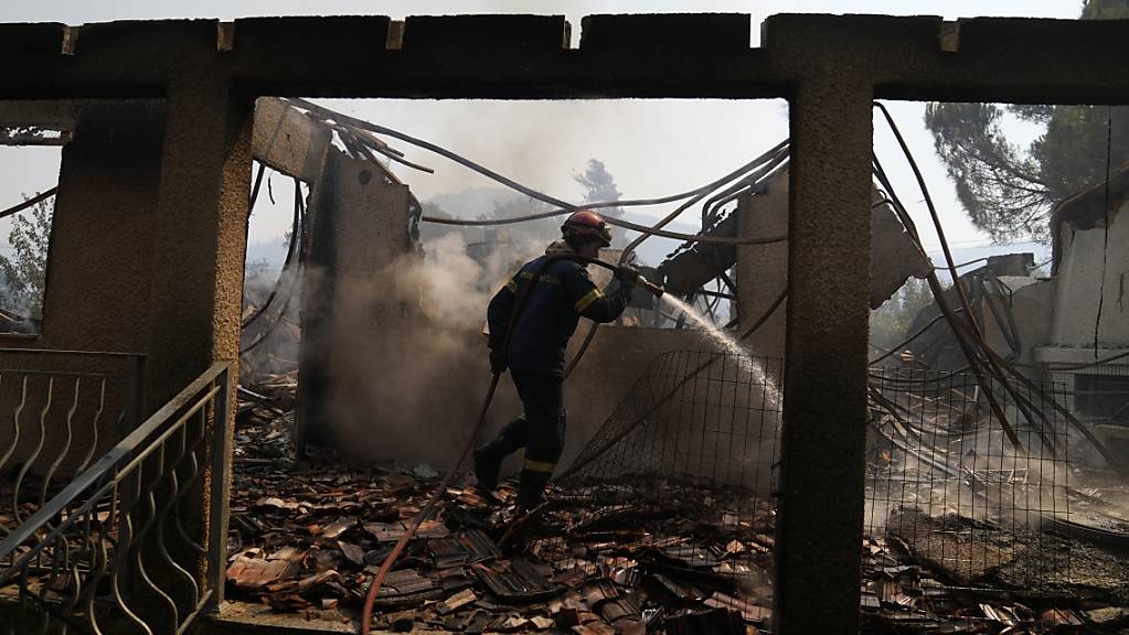 Nordwestlich von Athen kämpfte die griechische Feuerwehr erneut gegen einen Brand, der in der Nähe der Stelle aufgeflammt sei, wo schon vor einer Woche bei Vilia ein Großfeuer ausgebrochen war. Foto: Thanassis Stavrakis/AP/dpa