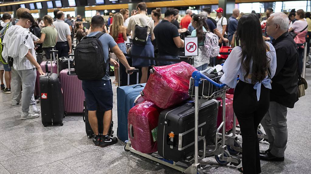 Zum Ferienbeginn herrscht am Flughafen Zürich Hochbetrieb, lange Warteschlangen gibt es aber keine.