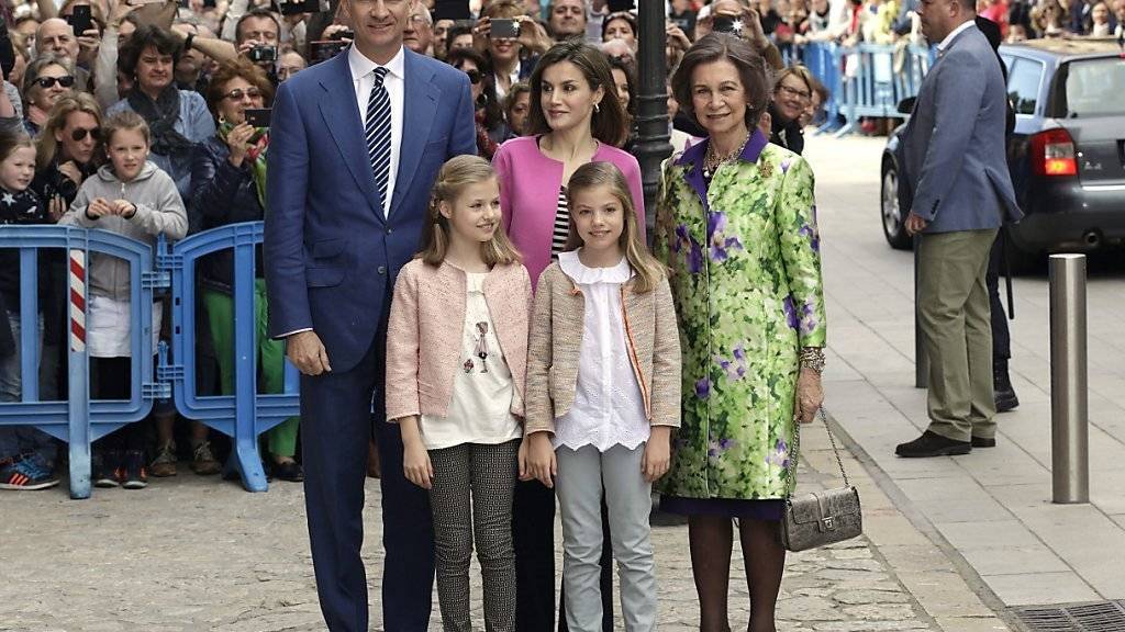 Er verdient mehr als die beiden Frauen zusammen: König Felipe VI. mit Frau Letizia, Mutter Sofia sowie den Töchtern Leonor und Sofia. (Archivbild)