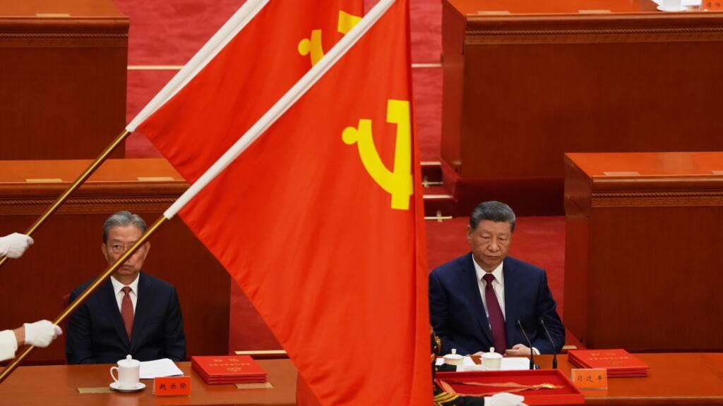 Der chinesische Präsident Xi Jinping (r) nimmt in der Großen Halle des Volkes in Peking an einer Feier zum 105. Jahrestag der Gründung der Kommunistischen Partei Chinas teil. Foto: Ng Han Guan/AP/dpa