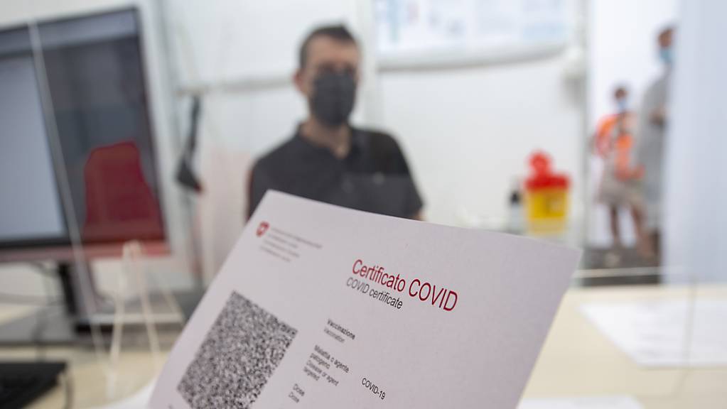 Wird der Coronatest für ein Zertifikat gebraucht, soll er kosten. Das findet eine Mehrheit in der Schweiz, wie eine Umfrage zeigt. (Archivbild)