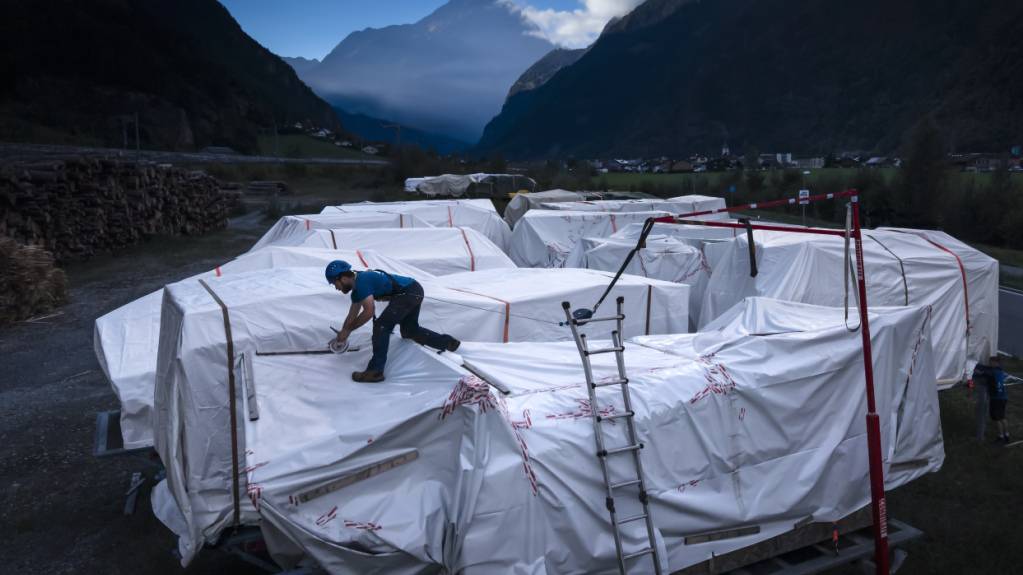 Bis der Holzmuni Max auf dem Nätschen bei Andermatt aufgestellt werden kann, überwintern die einzelnen Bauelemente in Erstfeld. (Archivaufnahme)