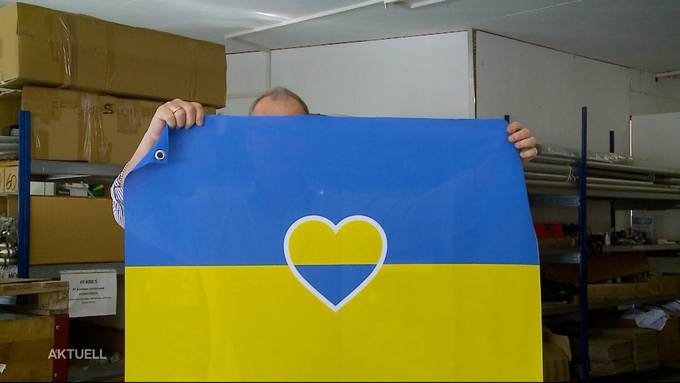 Viele kaufen aus Solidarität eine ukrainische Fahne
