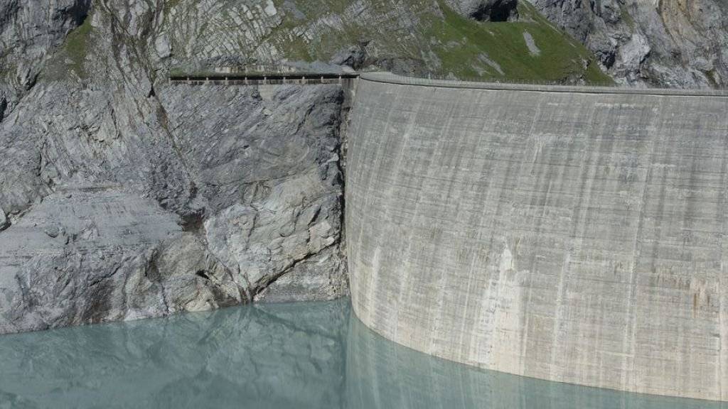 Die Stromproduktion von Speicherkraftwerken - hier die Staumauer am Limmernsee im Kanton Glarus - ist im letzten Winter stark zurückgegangen.