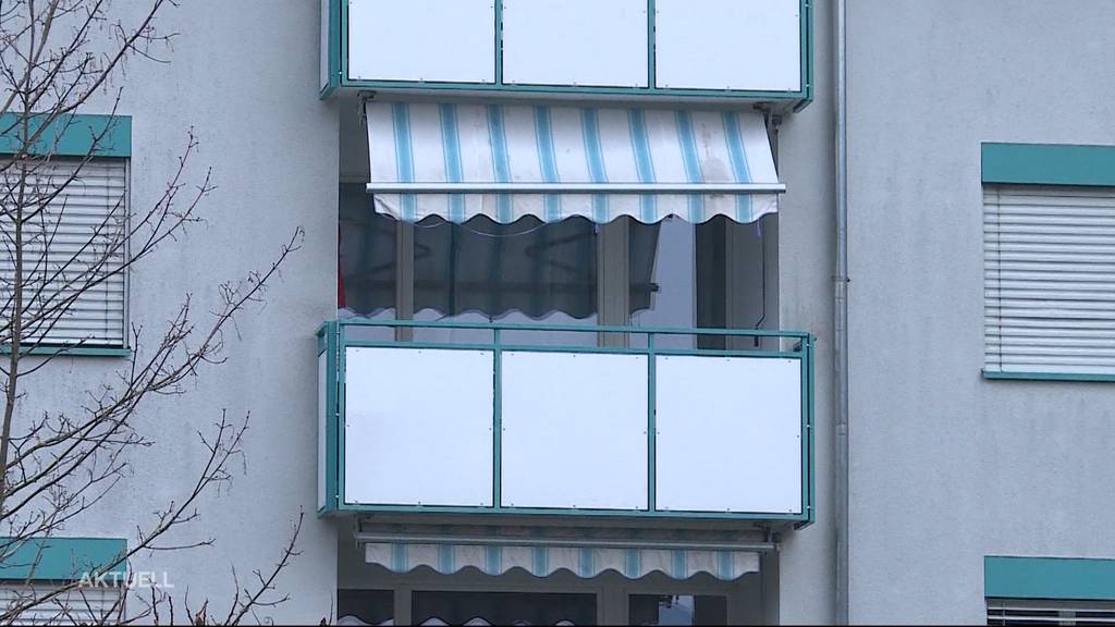 Er wollte nicht auf den Polizei-Posten: Mann springt von Balkon
