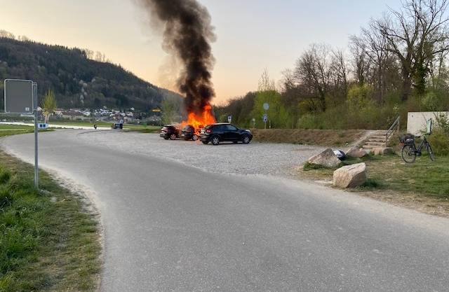 Brugg AG, April 10: Two people roasted in the Aare and then supplied the one-way grill in the trunk of their car. Probably because of this, the car and two other cars caught fire.