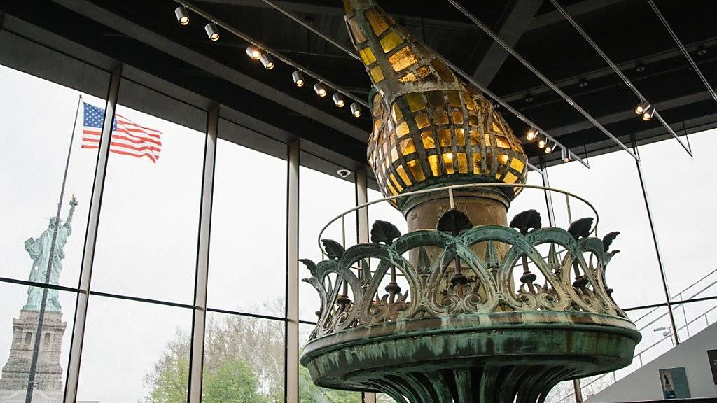 Hauptattraktion des neuen Museums zu Ehren von «Lady Liberty» im Hafen von New York ist die Original-Fackel. Weil sie marode geworden ist, wurde sie auf der Statue 1984 durch eine Kopie ersetzt. Für die Besucher öffnet der verglaste Museumsbau im Rücken der Statue am 16. Mai.