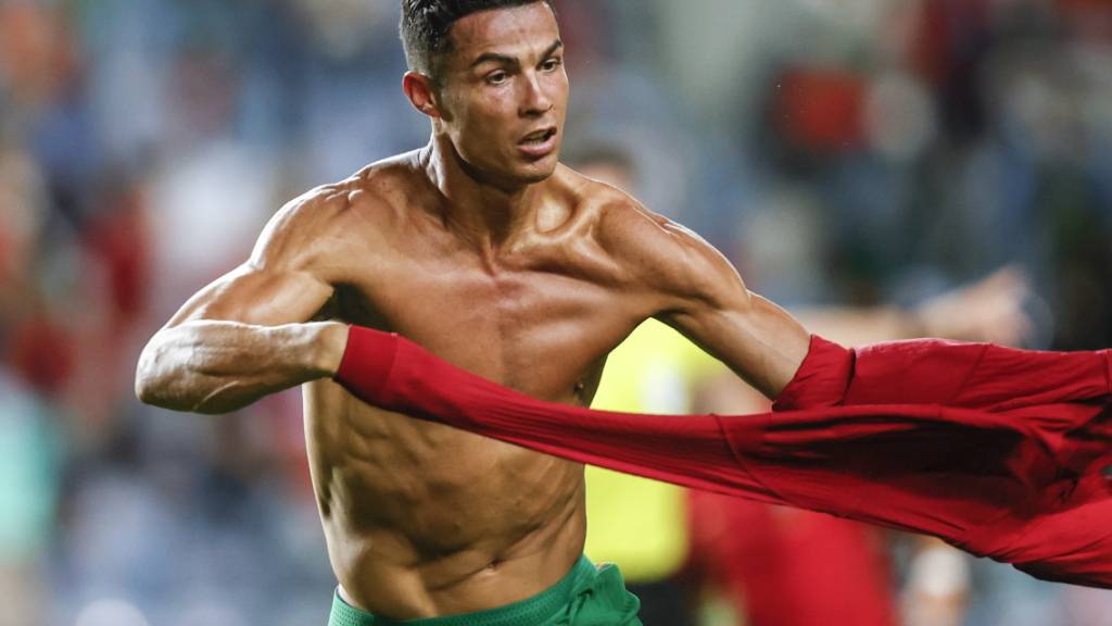 Cristiano Ronaldo nach seinem 2:1 in der Nachspielzeit gegen Irland. Wenn er sich den Striptease noch abgewöhnt, ist er erst recht des Beste