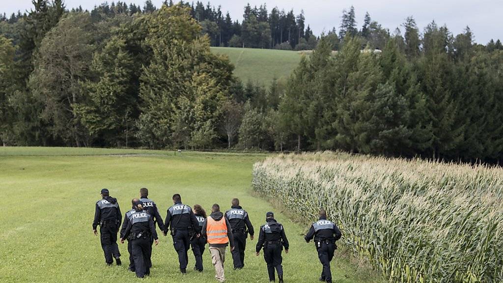 Polizisten suchen nach einem vermisst gemeldeten Mädchen im Kanton Bern. Die 14-Jährige tauchte später wieder auf. Dutzende Fälle bleiben hingegen ungeklärt. (Archivbild)