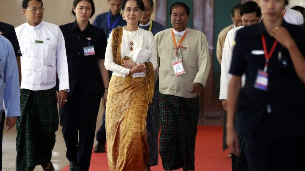 Staatschefin und Friedensnobelpreisträgerin Aung San Suu Kyi (M.) konnte das Land noch nicht einen - in den Vorstellungen über die künftige Staatsform Myanmars bestehen noch grossen Differenzen zwischen Rebellen und Regierung.