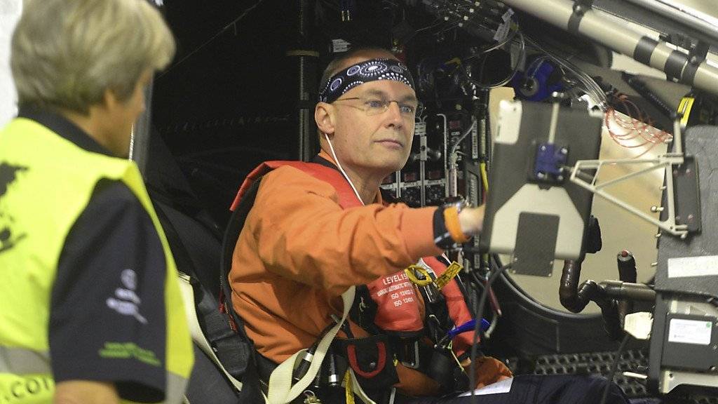 Bertrand Piccard im Cockpit von «Solar Impulse 2»: Auf seinem Flug über den Pazifik sprach Piccard am Freitag mit UNO-Generalsekretär Ban Ki Moon über Klimaschutz. (Archivbild)