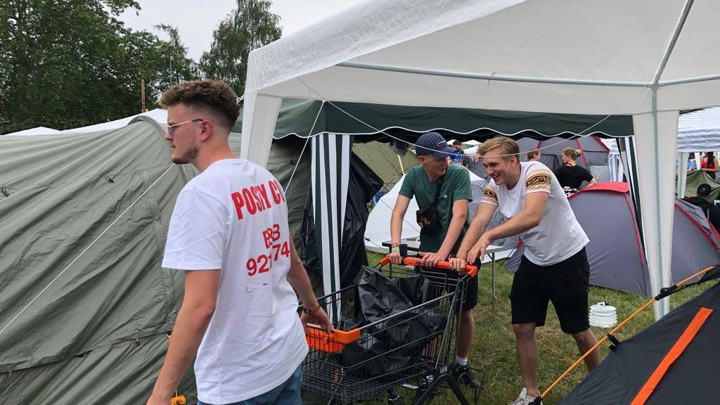 Zum Openair Frauenfeld gehören auch mehrere Campingzonen. Die Besucher richten sich jeweils häuslich auf dem Gelände ein.