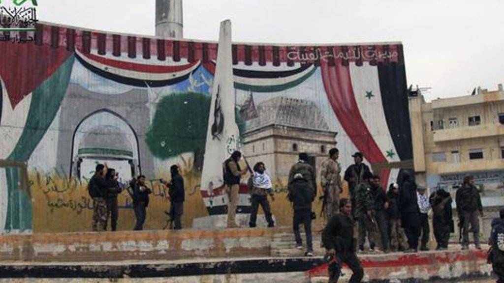 Kämpfer der Rebellengruppe Ahrar al-Scham feiern nach der Einnahme einer syrischen Stadt. (Archivbild)