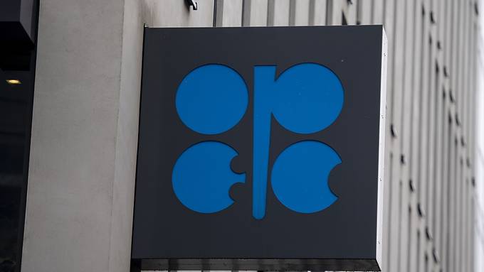 Opec+ kürzt Förderung - Ölpreise bauen Gewinne aus