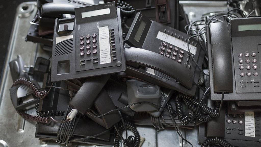 Der Berg von Elektroschrott wächst immer weiter: Analog-Telefone auf dem Weg zur Entsorgung. (Archiv)