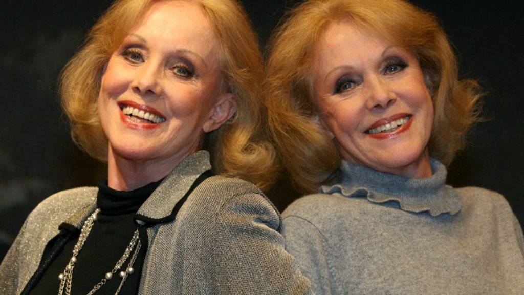 Die deutschen Tänzerinnen und Sängerinnen Alice (l.) und Ellen Kessler erinnern sich mit 80 gern daran, wie beliebt sie in den 60er Jahren auch in Italien waren. (Archivbild 2006)