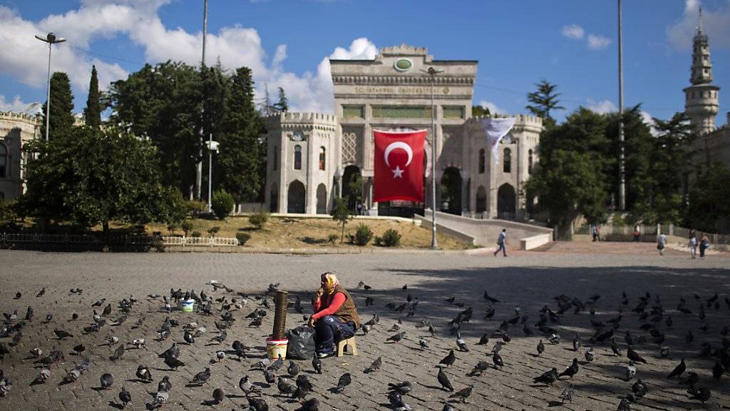 Universität von Istanbul: Die türkischen Behörden führen nach Informationen einer Zeitung eine weitere Säuberungswelle bei staatlichen Institutionen durch. 6000 Staatsbedienstete verlieren demnach ihre Stelle. (Archivbild)