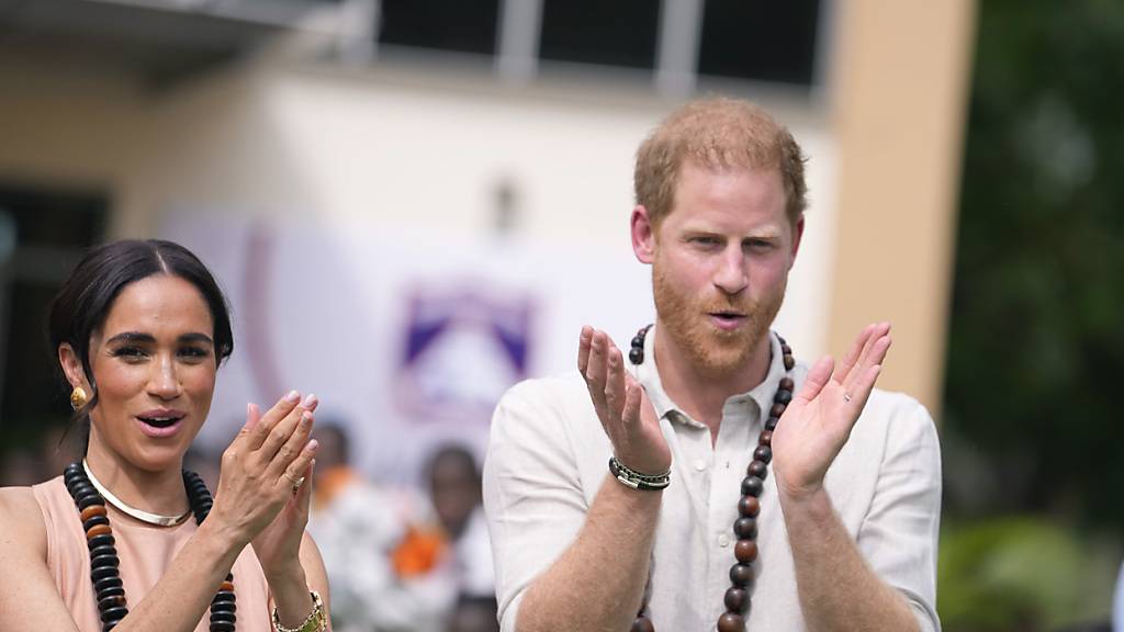 ARCHIV - Prinz Harry und seine Frau Meghan sind nach ihren Angaben in ihrem Leben außerhalb des engeren Kreises der britischen Royals «wirklich glücklich». Foto: Sunday Alamba/AP/dpa