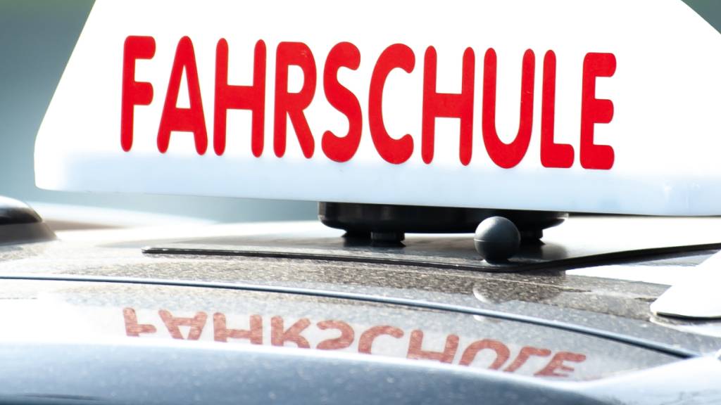 Ein Thurgauer Fahrlehrer half mit technischen Hilfsmitteln Fahrschülern durch die Theorieprüfung. (Symbolbild)