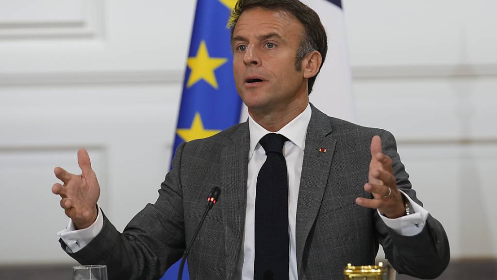 Der französiscje Präsident Emmanuel Macron spricht während einer Kabinettssitzung im Elysee-Palast in Paris. Foto: Christophe Ena/AP Pool/AP/dpa
