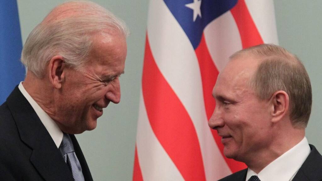 Sie kennen sich schon: Joe Biden (links - damals, im März 2011 in Moskau, noch US-Vizepräsident) und Wladimir Putin. (Archivbild)