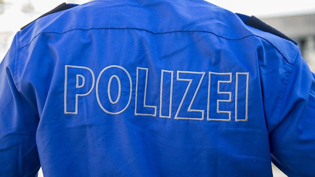 Eine Frau ist in Kreuzlingen TG auf einen falschen Polizisten hereingefallen und hat ihm Schmuck und Bargeld im Wert von über 150'000 Franken übergeben.
Archivbild