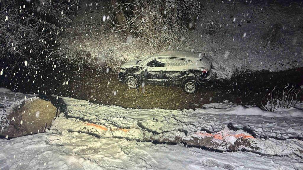 Nach Auto-Überschlag in den Bach bei Schwellbrunn in Appenzell Ausserrhoden: Totalschaden am Auto, aber kein Kratzer am Fahrer.