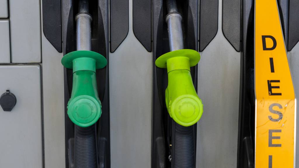Die Treibstoffpreise sind in der Schweiz zuletzt leicht gesunken. Zum Beispiel sank der durchschnittliche Preis für einen Liter Bleifrei 95 laut den Daten des TCS um 1,4 Prozent auf 2,13 Franken.(Symbolbild)