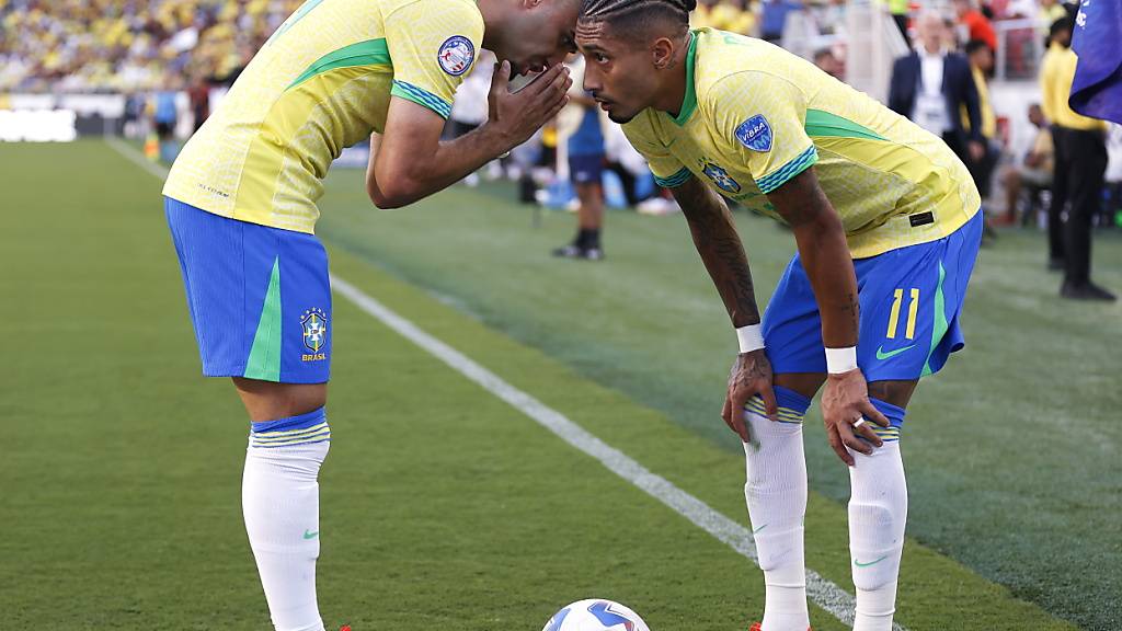 Die brasilianischen Spieler Beraldo (links) und Raphinha (rechts) fanden gegen Kolumbien die Lösungen nicht