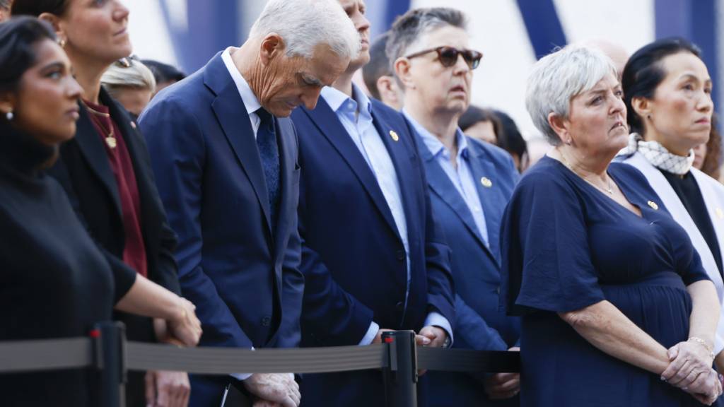 Norwegens Ministerpräsident Jonas Gahr Støre nimmt an der Gedenkveranstaltung zum 15. Jahrestag der Terroranschläge von Utøya und Oslo durch den Massenmörder Breivik am Denkmal vor dem Hochhaus im Regierungsviertel teil. Foto: Frederik Ringnes/NTB/dpa