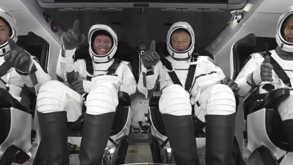 Die SpaceX-Crew sitzt im Dragon-Raumschiff. SpaceX soll drei Geschäftsleute und ihre Astronautenbegleitung für einen mehr als einwöchigen Aufenthalt zur Internationalen Raumstation bringen. Foto: Uncredited/SpaceX/AP/dpa - ACHTUNG: Nur zur redaktionellen Verwendung im Zusammenhang mit der aktuellen Berichterstattung und nur mit vollständiger Nennung des vorstehenden Credits
