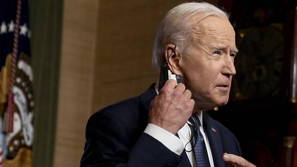 Joe Biden, Präsident der USA, nimmt im Treaty Room des Weißen Hauses seine Schutzmaske ab, um über den Abzug der restlichen US-Truppen aus Afghanistan zu reden. Foto: Andrew Harnik/AP Pool/dpa