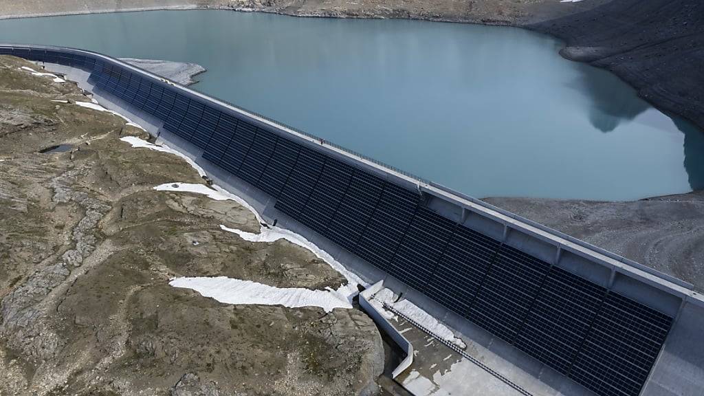 Der hochalpine Muttsee samt Staumauer gehört zu den Anlagen der Kraftwerke Linth-Limmern AG. (Archivbild)
