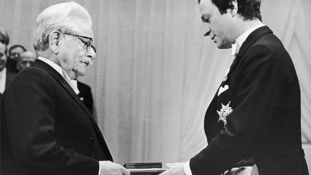 1981 wurde Elias Canetti (l) mit dem Nobelpreis für Literatur ausgezeichnet. Übergeben wurde der Preis in Stockholm von König Carl Gustaf. (Archiv)