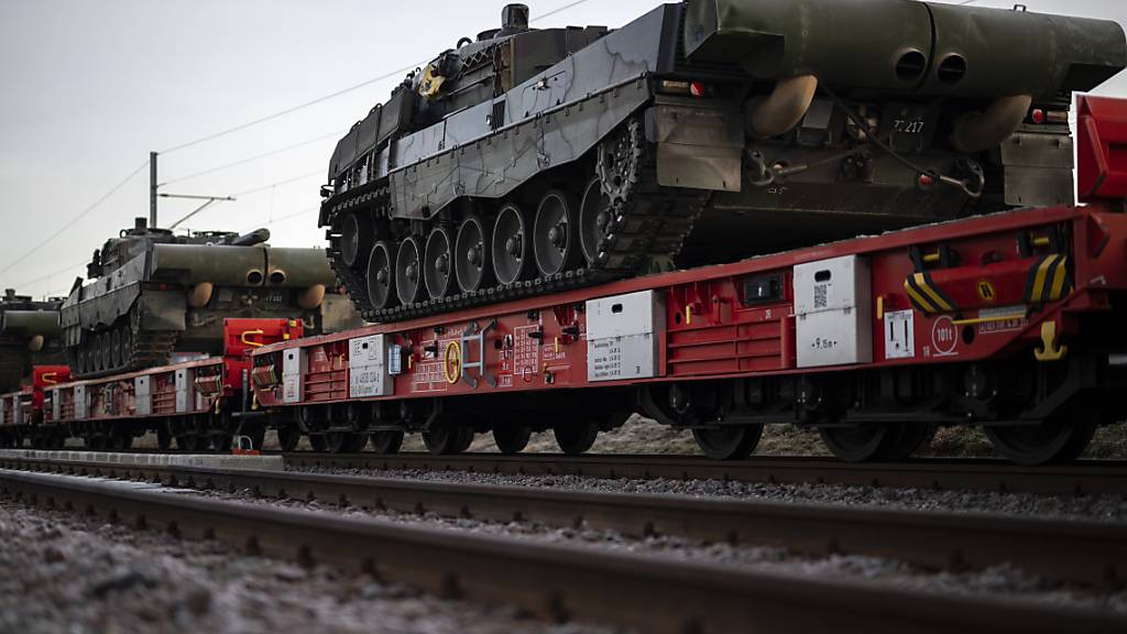 Auf Zügen rollten am Dienstag Kampfpanzer des Typs Leopard 2 aus der Ostschweiz in Richtung Deutschland.