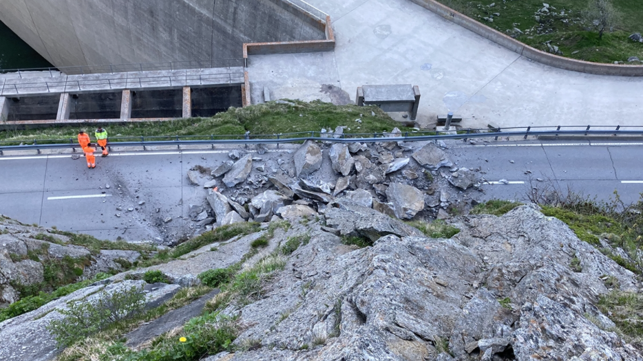 Eine Felsmasse von rund 150 Kubikmetern stürzte auf die Lukmanierstrasse.