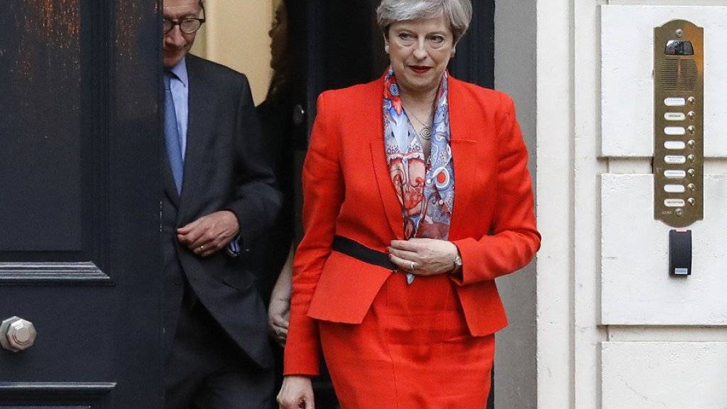 Hoch gepokert und verloren: Premierministerin May verlässt am Morgen nach der Wahl das Hauptquartier der Tories in London - ihre Partei hat bei den vorgezogenen Vorwahlen die Mehrheit im Unterhaus verloren.