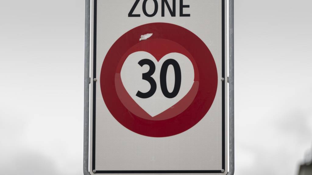 Die Stadt Zürich hat aus Versehen eine Strasse zur Tempo 30 Zone gemacht. Nun werden die Signalisationen wieder entfernt. (Symbolbild)