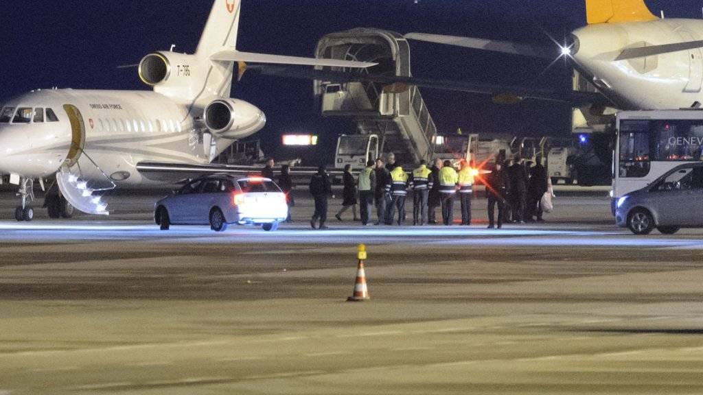 Die Maschine der Schweizer Luftwaffe ist mit den freigelassenen US-Bürgern in Genf gelandet.