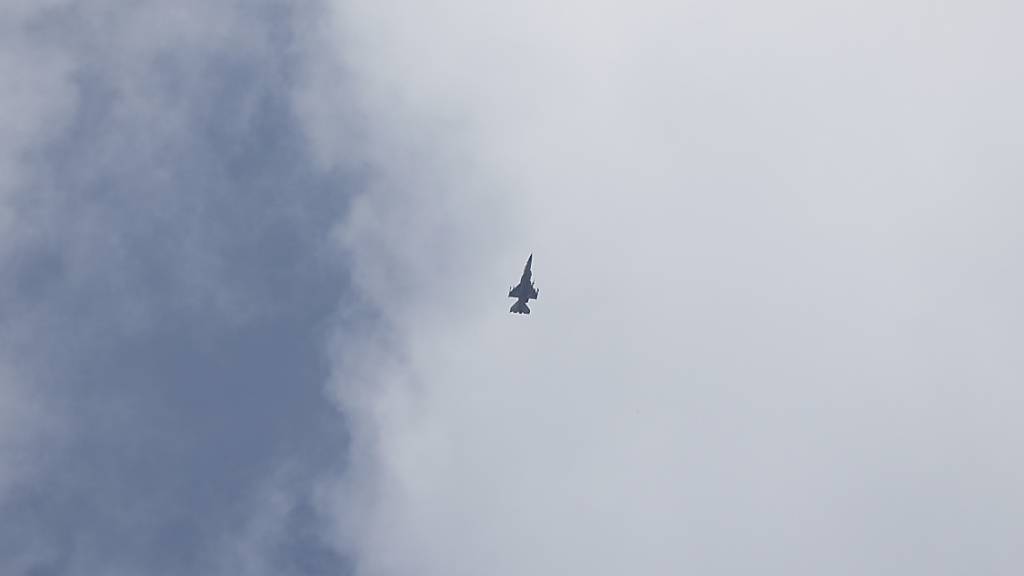 Ein israelischer Kampfjet fliegt in der Nähe des Gazastreifens. Foto: Ohad Zwigenberg/AP