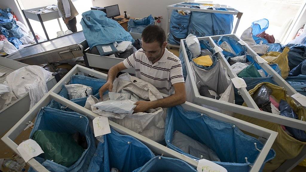 Ein palästinensischer Angestellter beim sortieren der Post. Israel hat zehn Tonnen Postsendungen freigegeben, die in den letzten Jahren zurückgehalten worden waren.